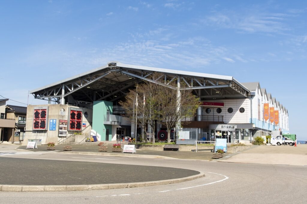 🛍️ 노토 음식 축제 시장 휴게소 (미치노에키 노토 쇼쿠사이 이치바 나나오 피셔맨즈 와프) 이미지 3